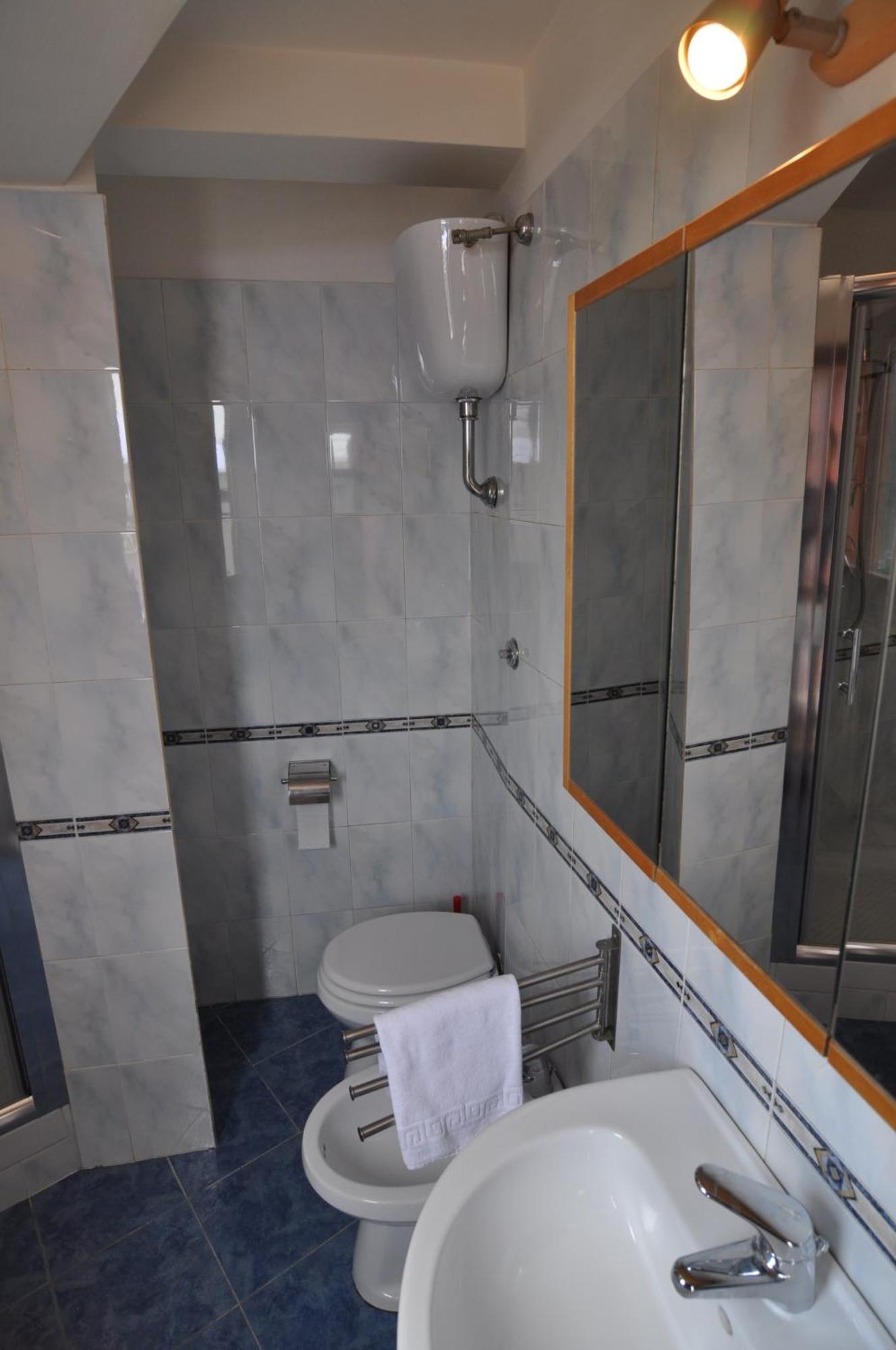 Flatinrome Residence Fiera Ponte Galeria Room photo