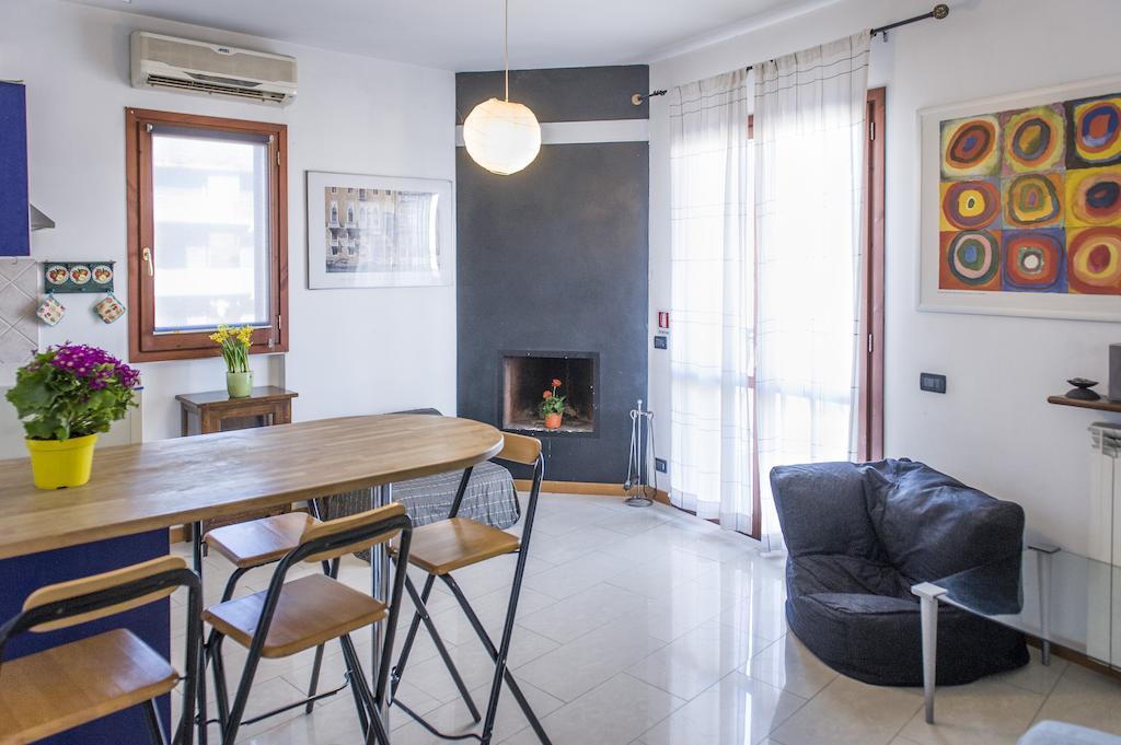 Flatinrome Residence Fiera Ponte Galeria Room photo